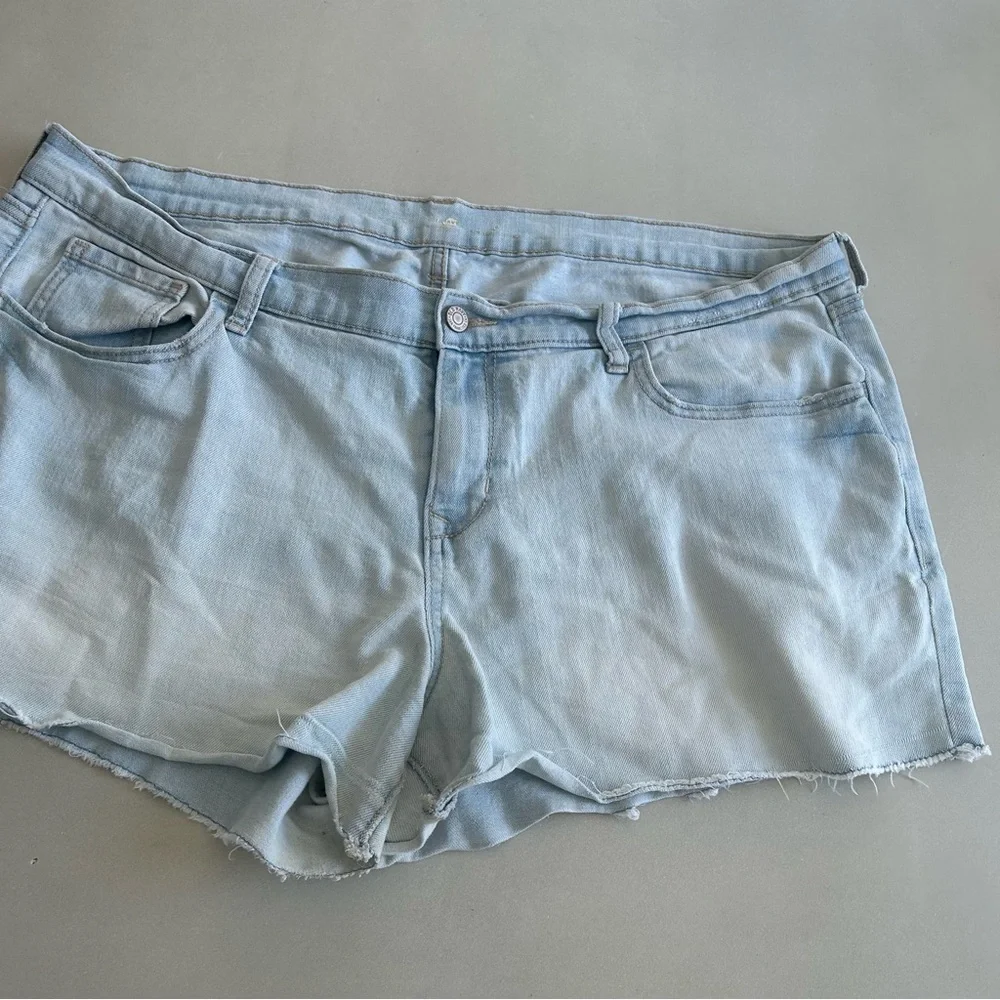 Women’s Old Navy Light Wash  Blue Jean Shorts. Size 16 - Picture 4 of 5